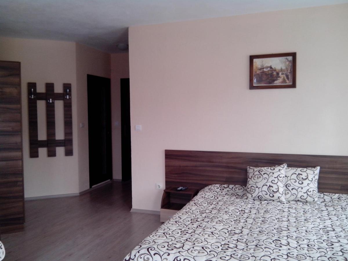 Готель Advel Guest Hous Madzhare Екстер'єр фото