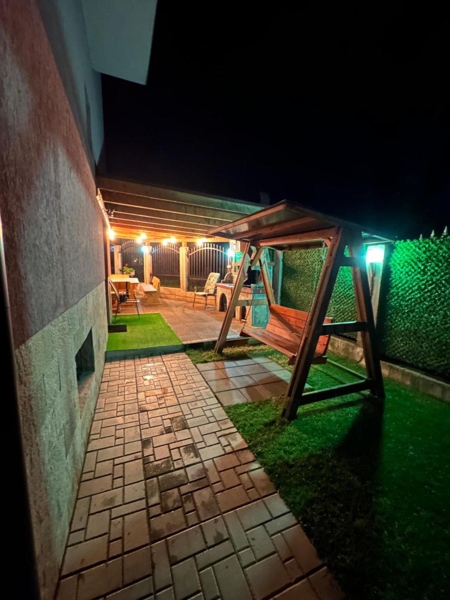 Готель Advel Guest Hous Madzhare Екстер'єр фото