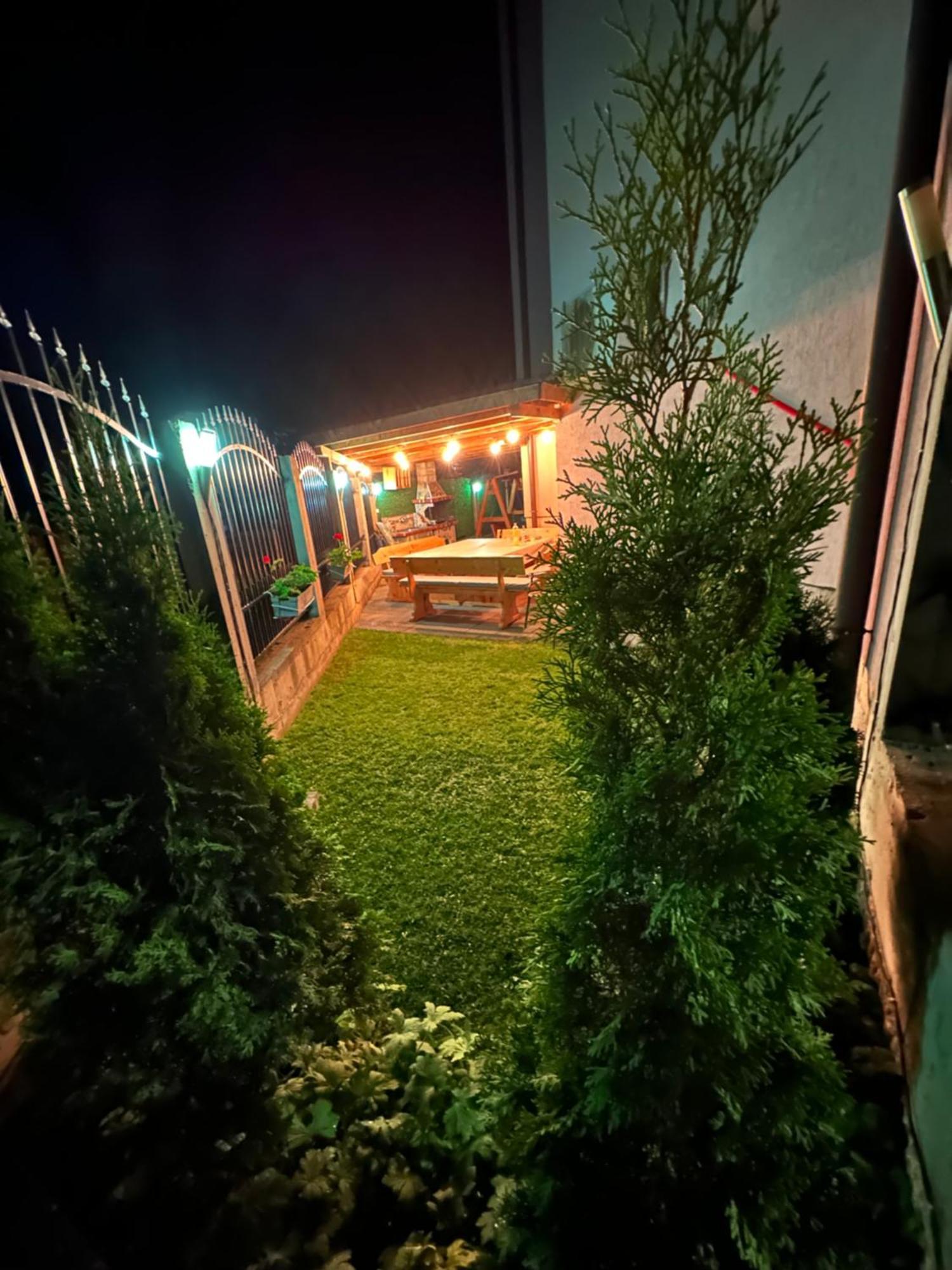 Готель Advel Guest Hous Madzhare Екстер'єр фото