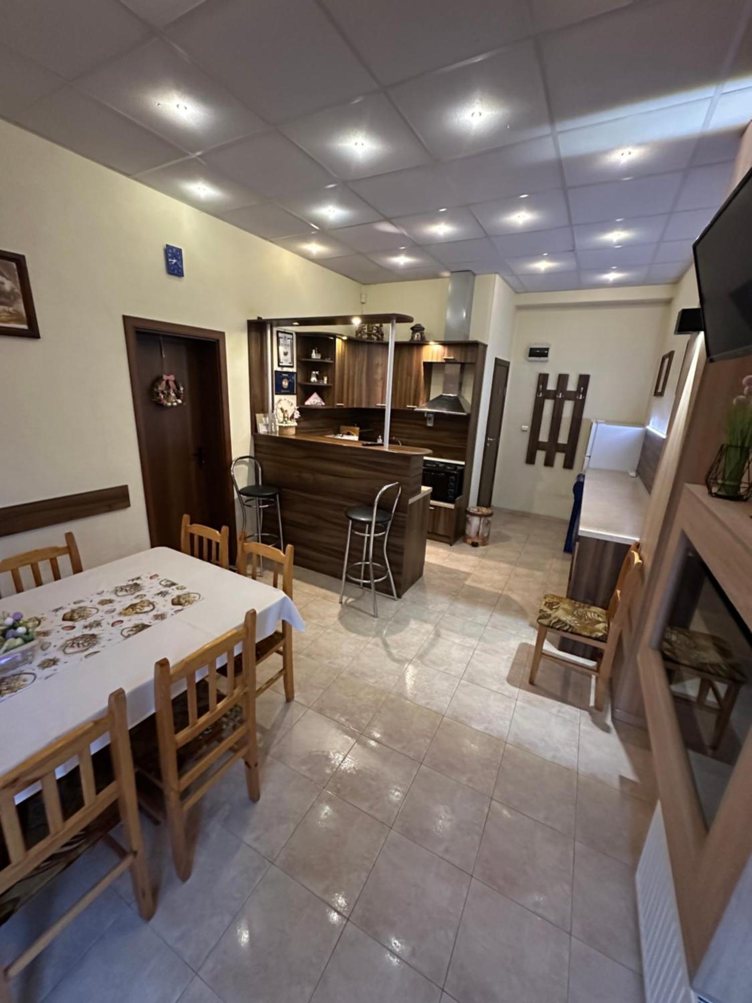 Готель Advel Guest Hous Madzhare Екстер'єр фото