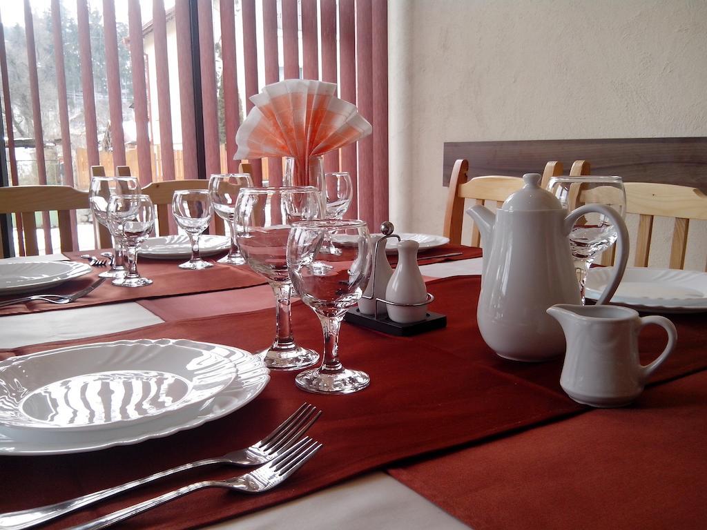Готель Advel Guest Hous Madzhare Екстер'єр фото